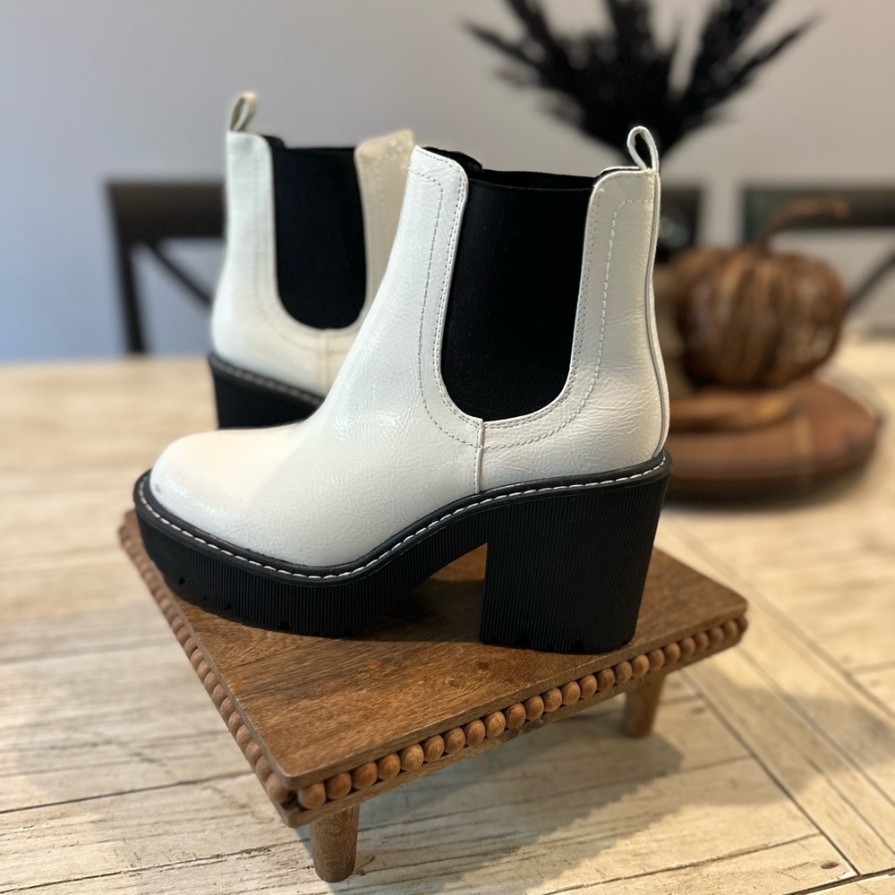 Women’s White Boots. Never worn. Size 8